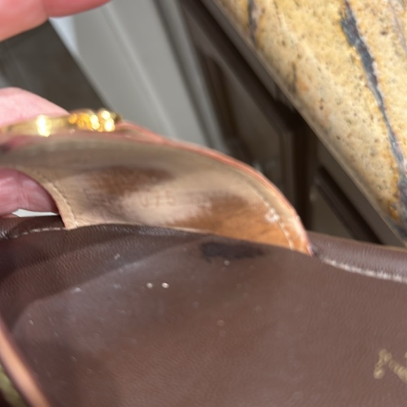 Louis Vuitton patent leather brown flip-flop, rubber soul size 6 - Picture 5 of 5
